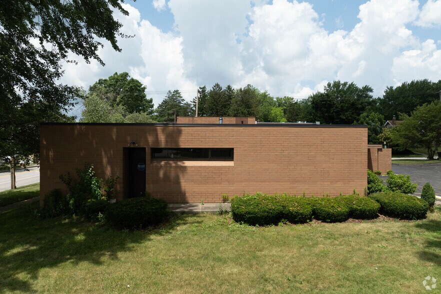 More Photos Of 2341 Oakwood Dr, Cuyahoga Falls Office For Lease
