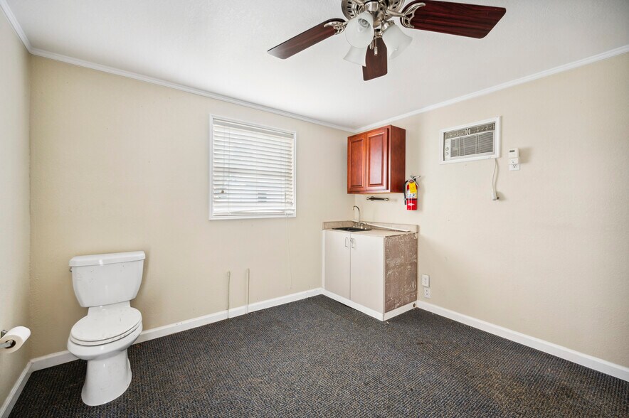 More Photos Of 304 Doris Dr, Lakeland Medical For Sale