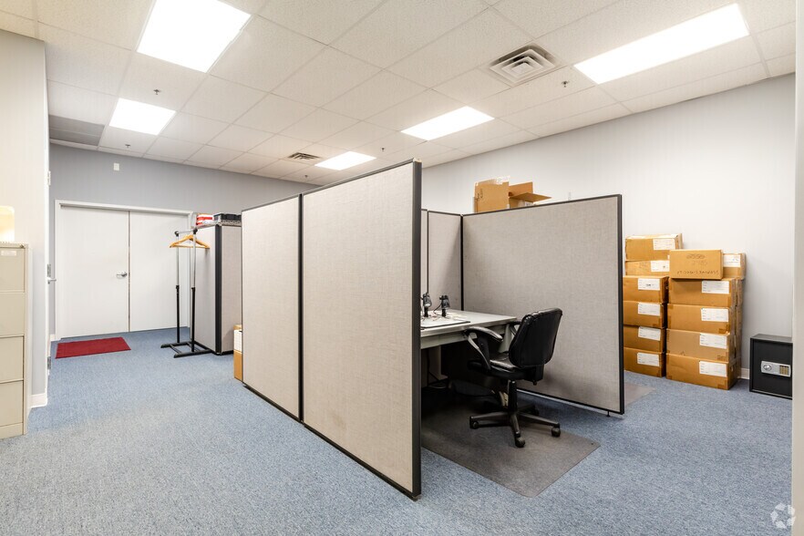 More Photos Of 761 N 17th St, St Charles Light Distribution For Lease