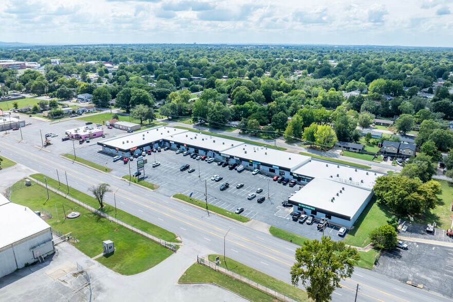 More Photos Of 812 N Thompson St, Springdale Unknown For Lease