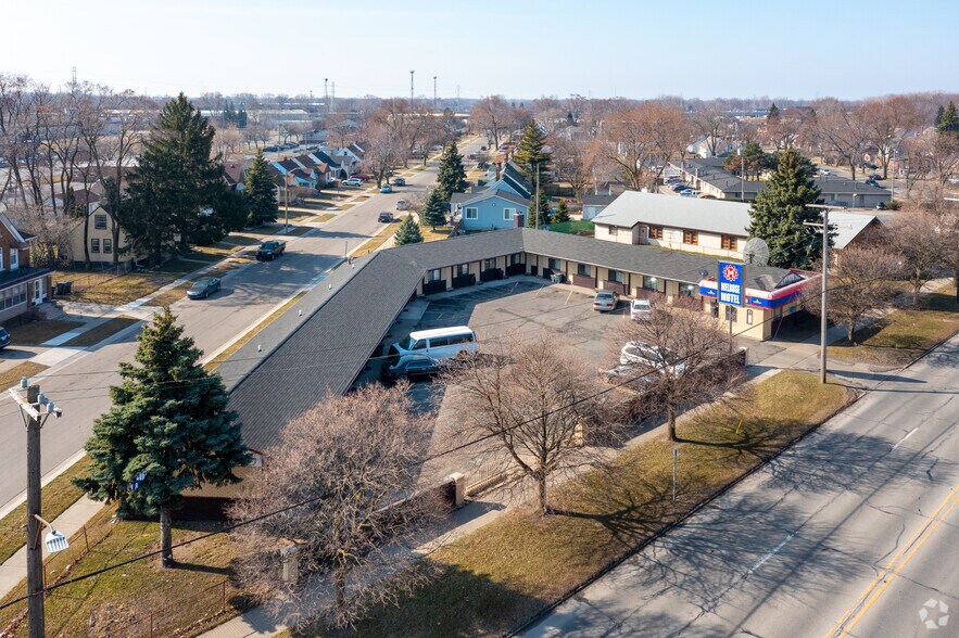 More Photos Of 2829 Oakwood Blvd, Melvindale Hotel For Sale