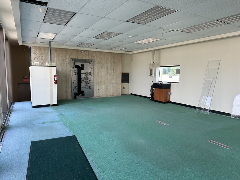 More Photos Of 4000 SW Chapman Hwy, Knoxville Bank For Lease