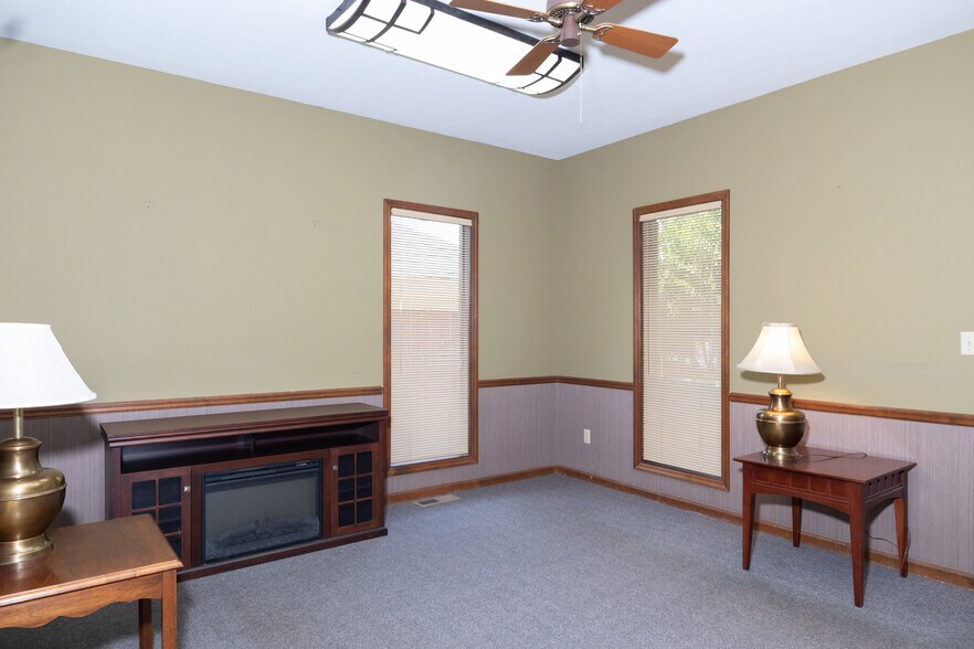 More Photos Of 3830 Rosemont Dr, Columbus Office For Sale