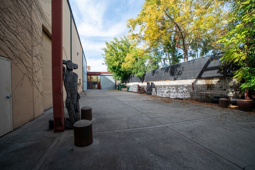 More Photos Of 1113 Del Paso Blvd, Sacramento Warehouse For Sale