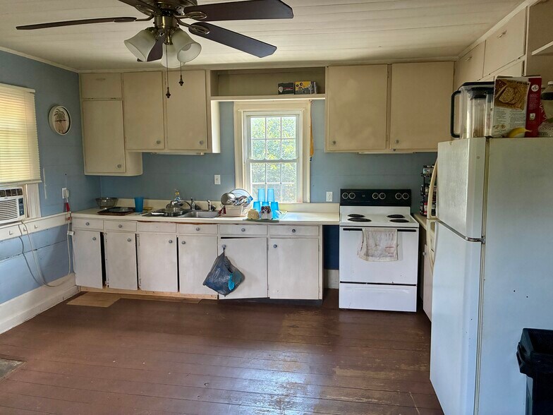More Photos Of 1109 W Main St, Yadkinville Flex For Sale