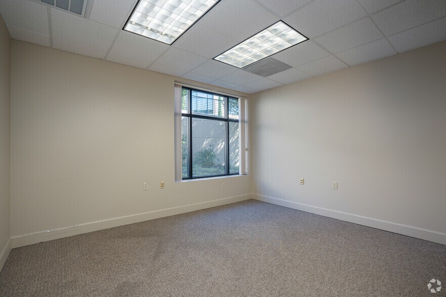More Photos Of 17040 Pilkington Rd, Lake Oswego Office For Lease