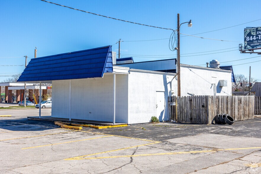 More Photos Of 5814 Hickman Rd, Urbandale General Retail For Sale