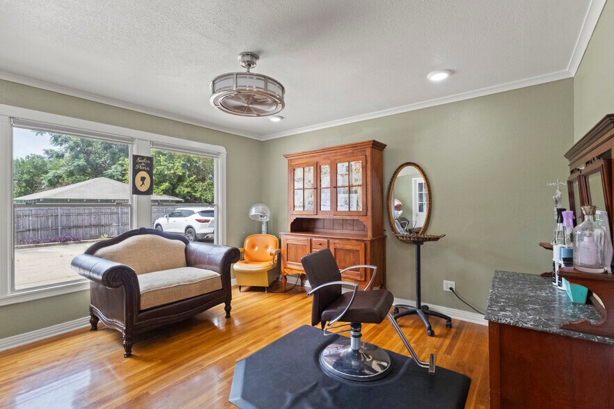 More Photos Of 810 18th St, Plano Office For Sale