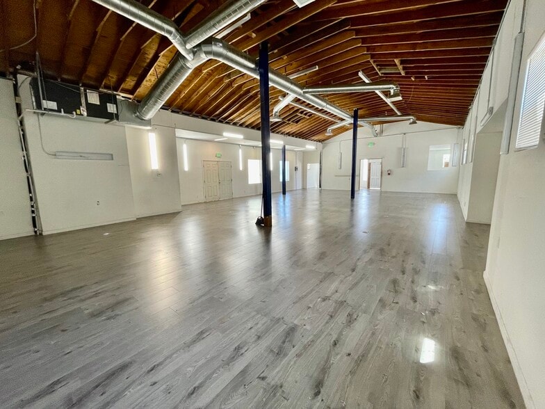 Primary Photo Of 827 E Jefferson Blvd, Los Angeles Light Manufacturing For Lease