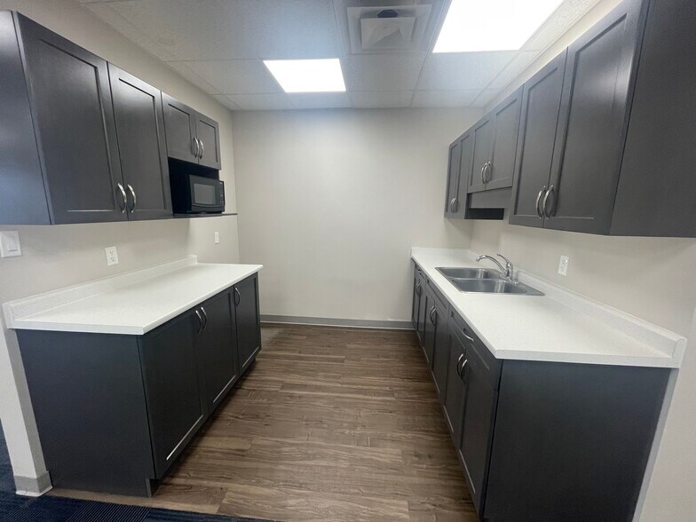 More Photos Of 6 Front St N, Thorold Office For Lease