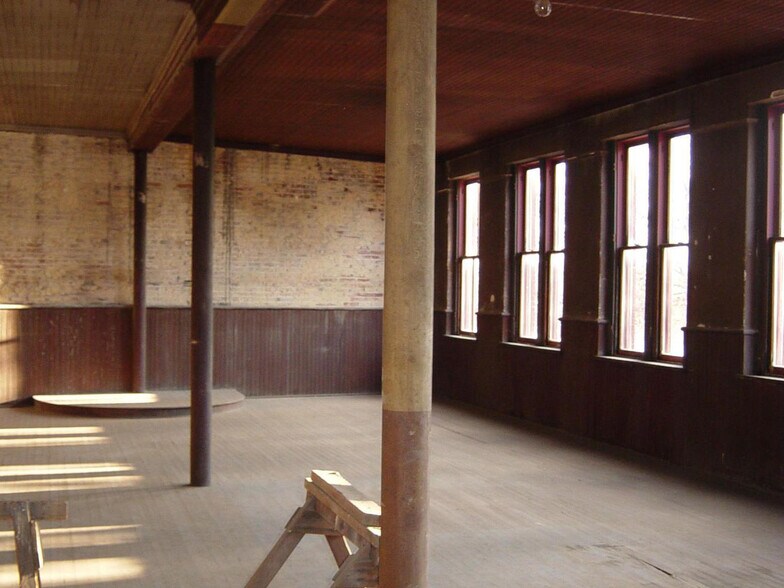 More Photos Of 337-339 S Fremont Ave, Baltimore Warehouse For Sale