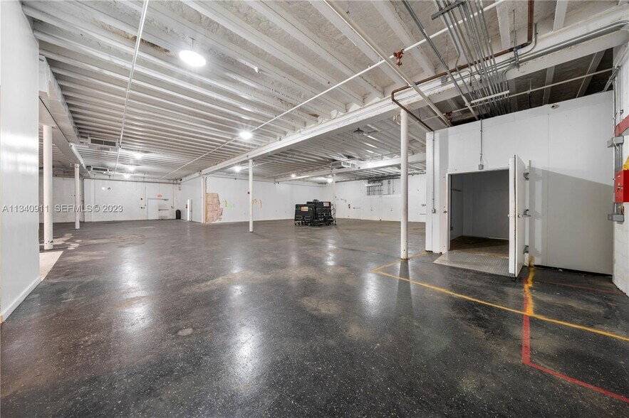More Photos Of 2585 NW 21st Ter, Miami Warehouse For Lease
