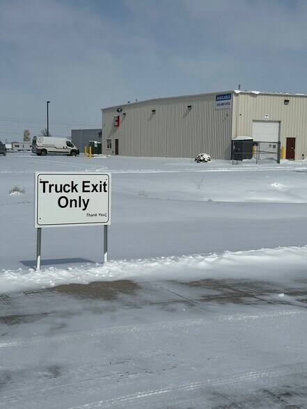 More Photos Of 602 Frontier St, Lexington Service For Sale