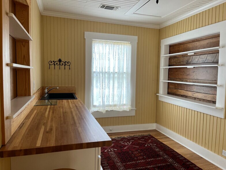 More Photos Of 1600 S Ford St, Llano Storefront Retail Office For Sale