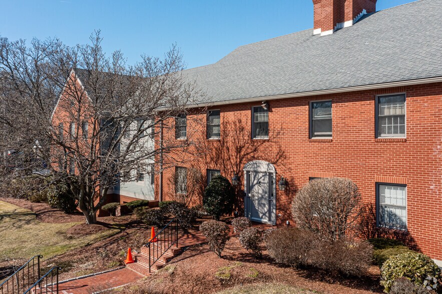 More Photos Of 424 Adams St, Milton Office For Lease