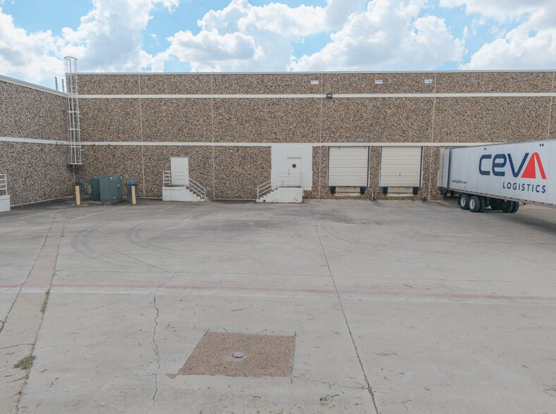 More Photos Of 1303 Marsh Ln, Carrollton Warehouse For Lease