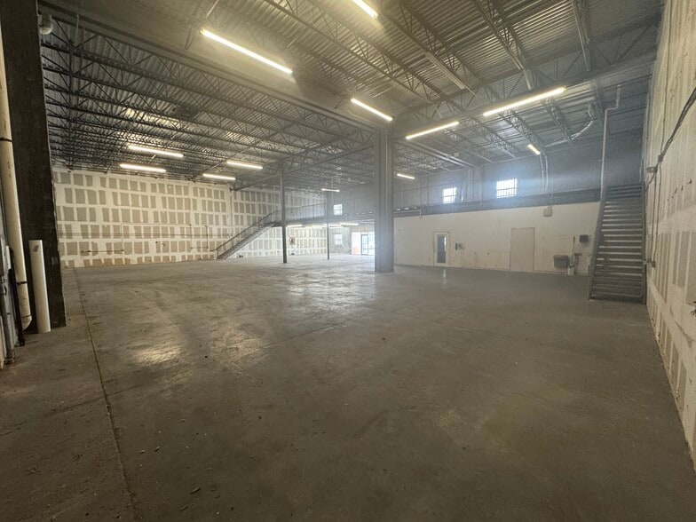 More Photos Of 787 Commerce Dr, Venice Warehouse For Lease