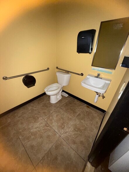 More Photos Of 2785 Capital Cir NE, Tallahassee Freestanding For Lease