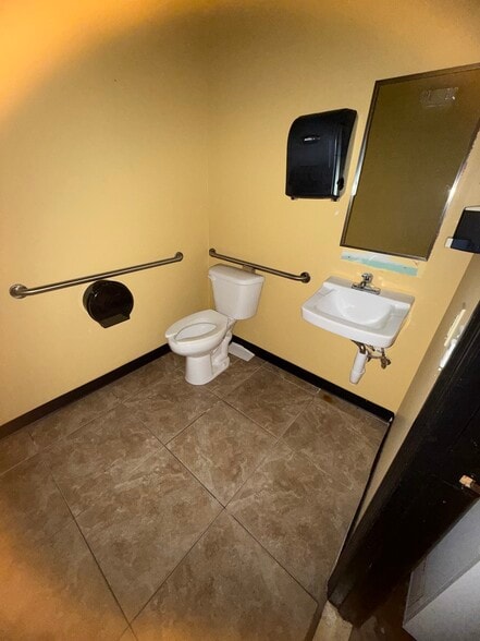 More Photos Of 2785 Capital Cir NE, Tallahassee Freestanding For Lease