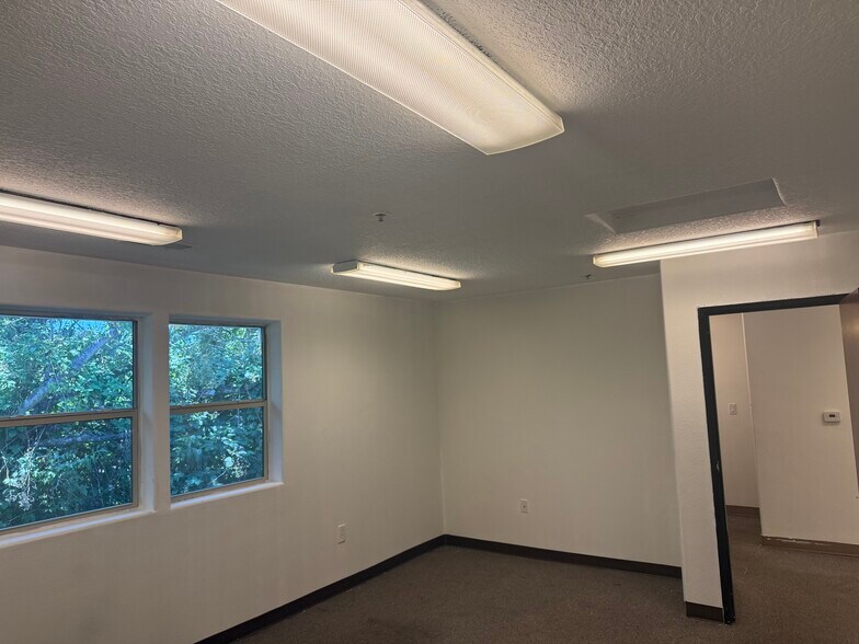 More Photos Of 2819-2827 SE 75th Ave, Hillsboro Light Distribution For Lease