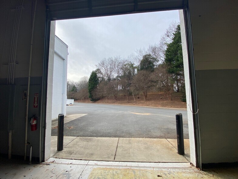 More Photos Of 3120 Latrobe Dr, Charlotte Showroom For Lease