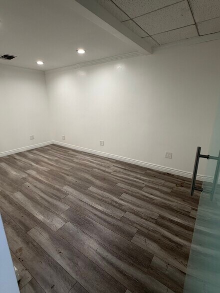 More Photos Of 14837 Oxnard St, Van Nuys Manufacturing For Lease