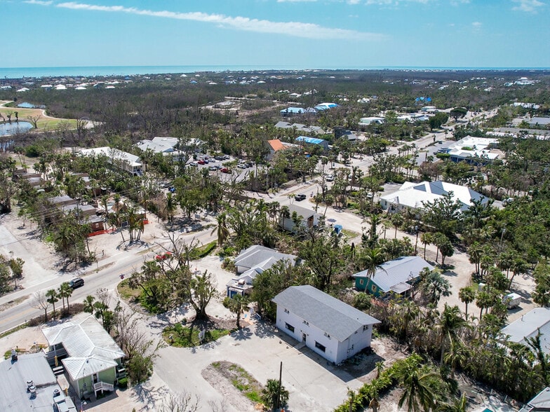 More Photos Of 905 Fitzhugh St, Sanibel Freestanding For Sale