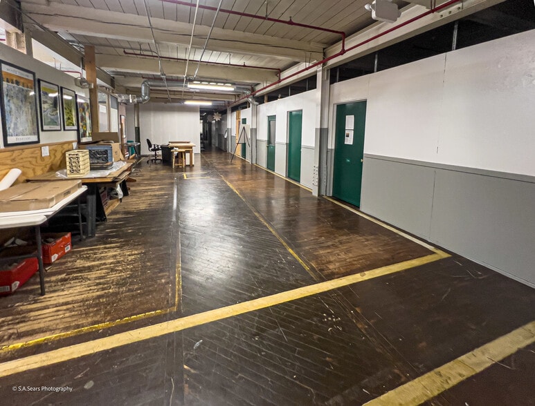 More Photos Of 63 Flansburg Ave, Dalton Flex For Sale