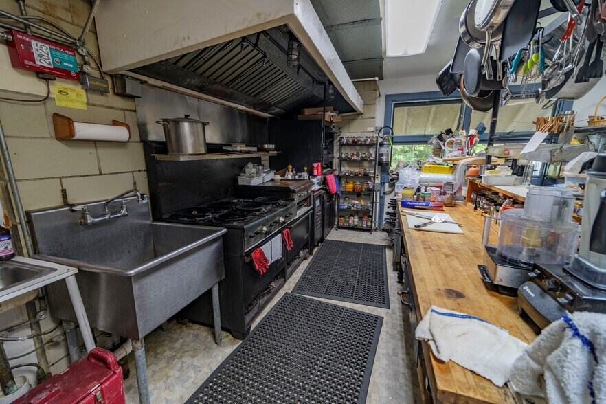 More Photos Of 6 Abroad Rd, West Dover Hotel For Sale