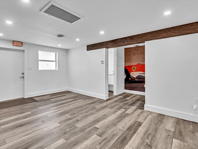 More Photos Of 7880-7882 NW 56th St, Miami Warehouse For Lease