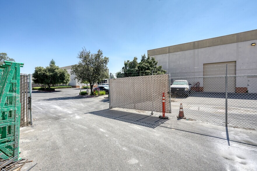 More Photos Of 10131 Iron Rock Way, Elk Grove Manufacturing For Lease