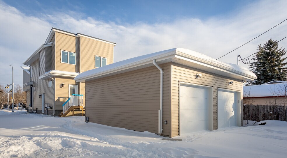 More Photos Of 10446 142 St NW, Edmonton Apartments For Sale