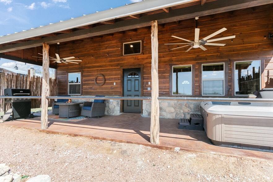 More Photos Of 100 Five Star Trl, Fredericksburg Hotel For Sale