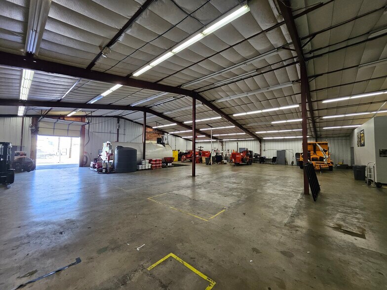 More Photos Of 2103 Danbury St, San Antonio Manufacturing For Lease