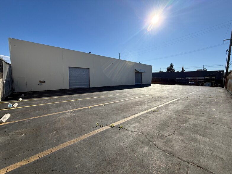 More Photos Of 8929 Oso Ave, Chatsworth Manufacturing For Lease