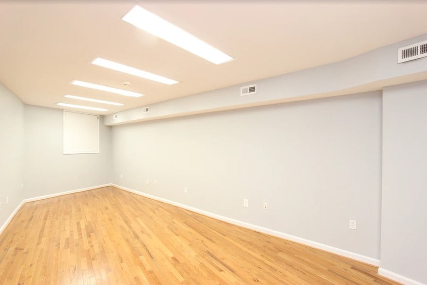 More Photos Of 303 Massachusetts Ave NE, Washington Office For Sale