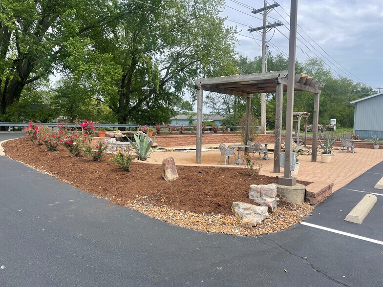 More Photos Of 608 S Jefferson St, Mascoutah General Retail For Lease