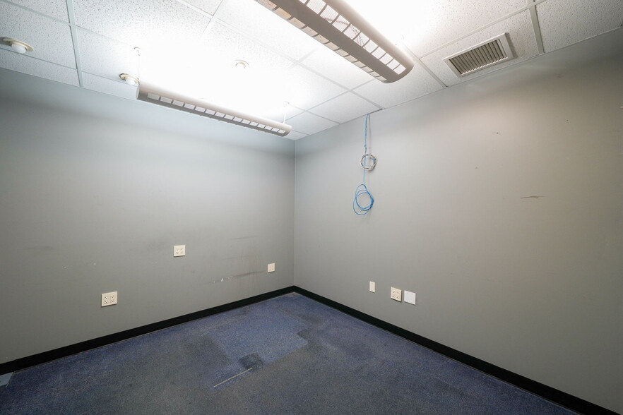 More Photos Of 1555-1557 SE Crystal Lake Dr, Corvallis Warehouse For Lease
