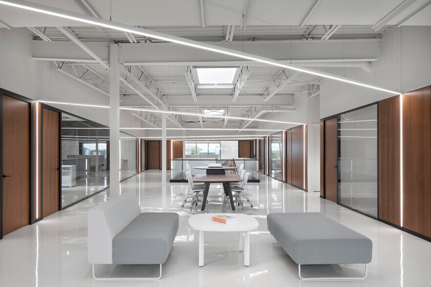 More Photos Of 1295 Rue René-Descartes, Saint-Bruno-De-Montarville Showroom For Lease