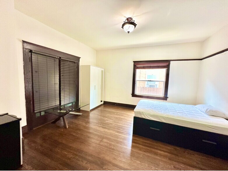 More Photos Of 1327 W 35th St, Los Angeles Apartments For Sale