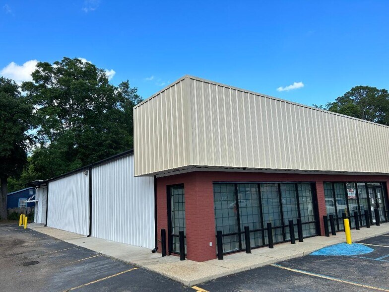 More Photos Of 3226 Saint Stephens Rd, Mobile Showroom For Lease