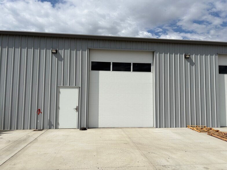 More Photos Of 68 Gateway Rd, Burbank Warehouse For Lease