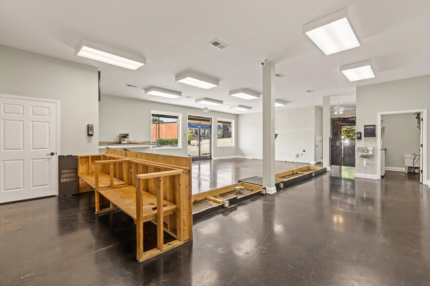 More Photos Of 700 Grove St, Loudon Office For Sale