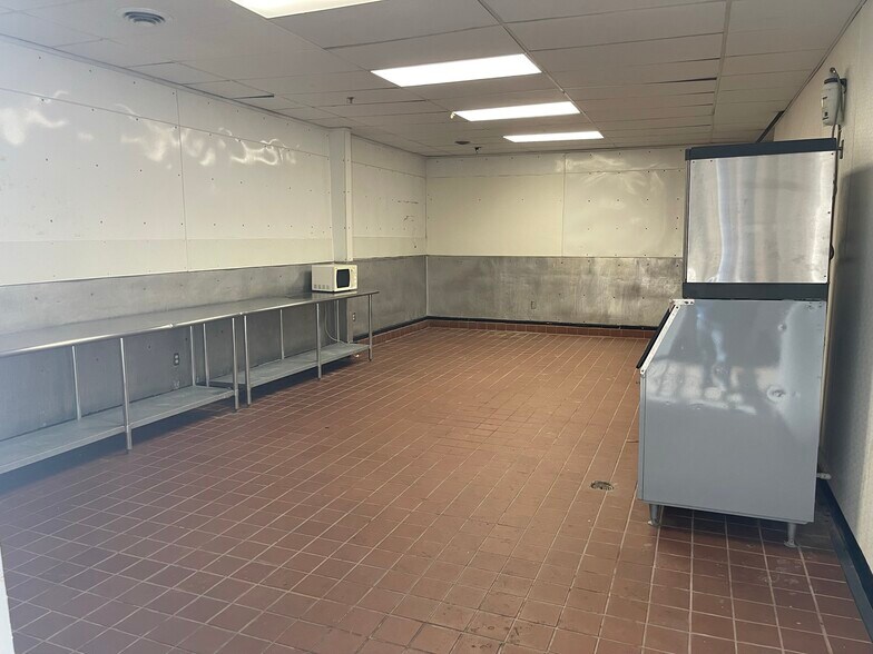 More Photos Of 134 Elm St, Anniston Freestanding For Lease