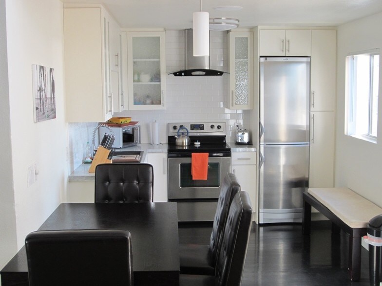 More Photos Of 14 Ozone Ave, Venice Apartments For Sale