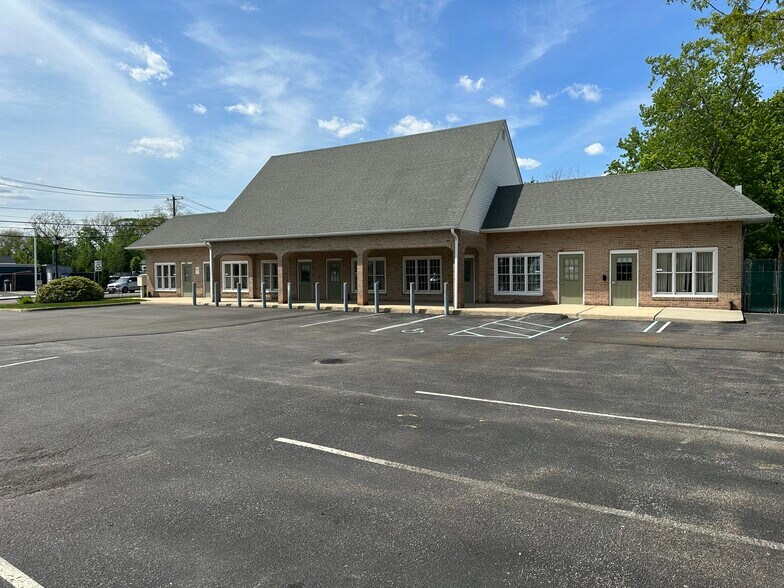 More Photos Of 320 Merrick Rd, Amityville Freestanding For Sale