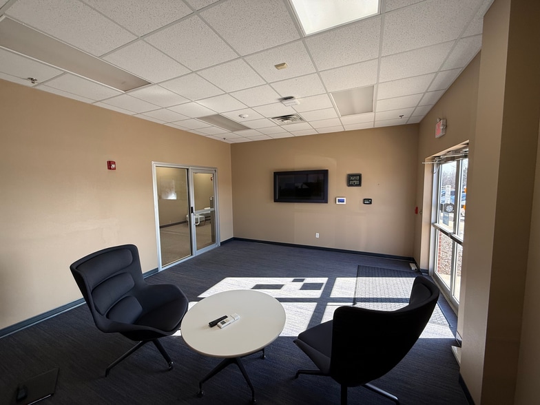 More Photos Of 2501 SE Otis Corley Dr, Bentonville Flex For Lease