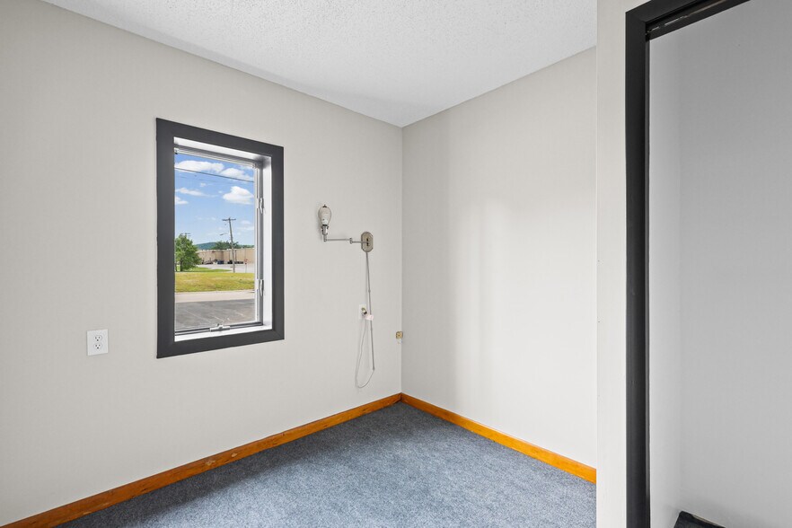 More Photos Of 11 S 2nd St, Festus Office For Sale