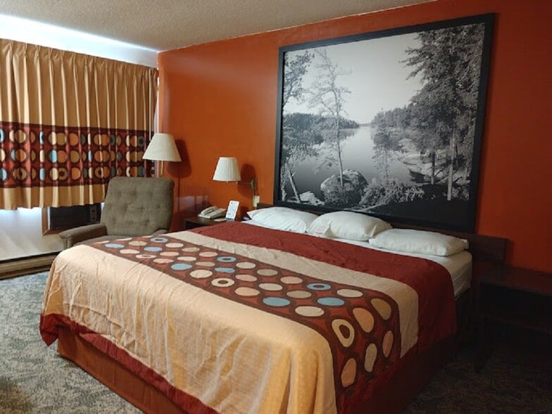 More Photos Of 2702 N Stephenson Ave, Iron Mountain Hotel For Sale