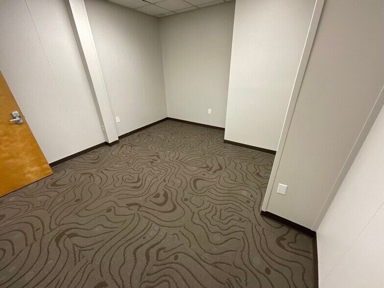 More Photos Of 5501 Island River Dr, Knoxville Light Distribution For Lease